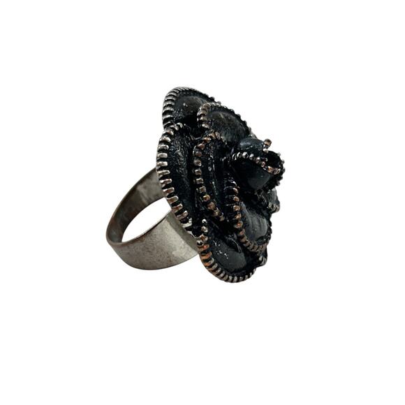 Size 7 Statement Ring Black Flower Goldtone Trim Silvertone Band - Picture 4 of 7